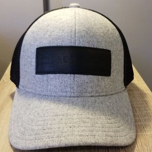 Oakley mens trucker hat